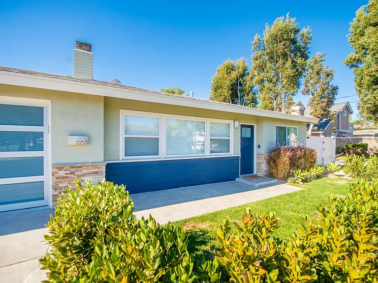 2253 Elden Ave — Photo 4