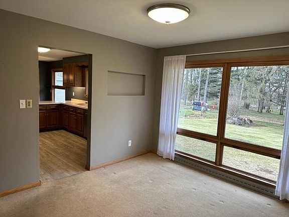 Dining room to kitchen