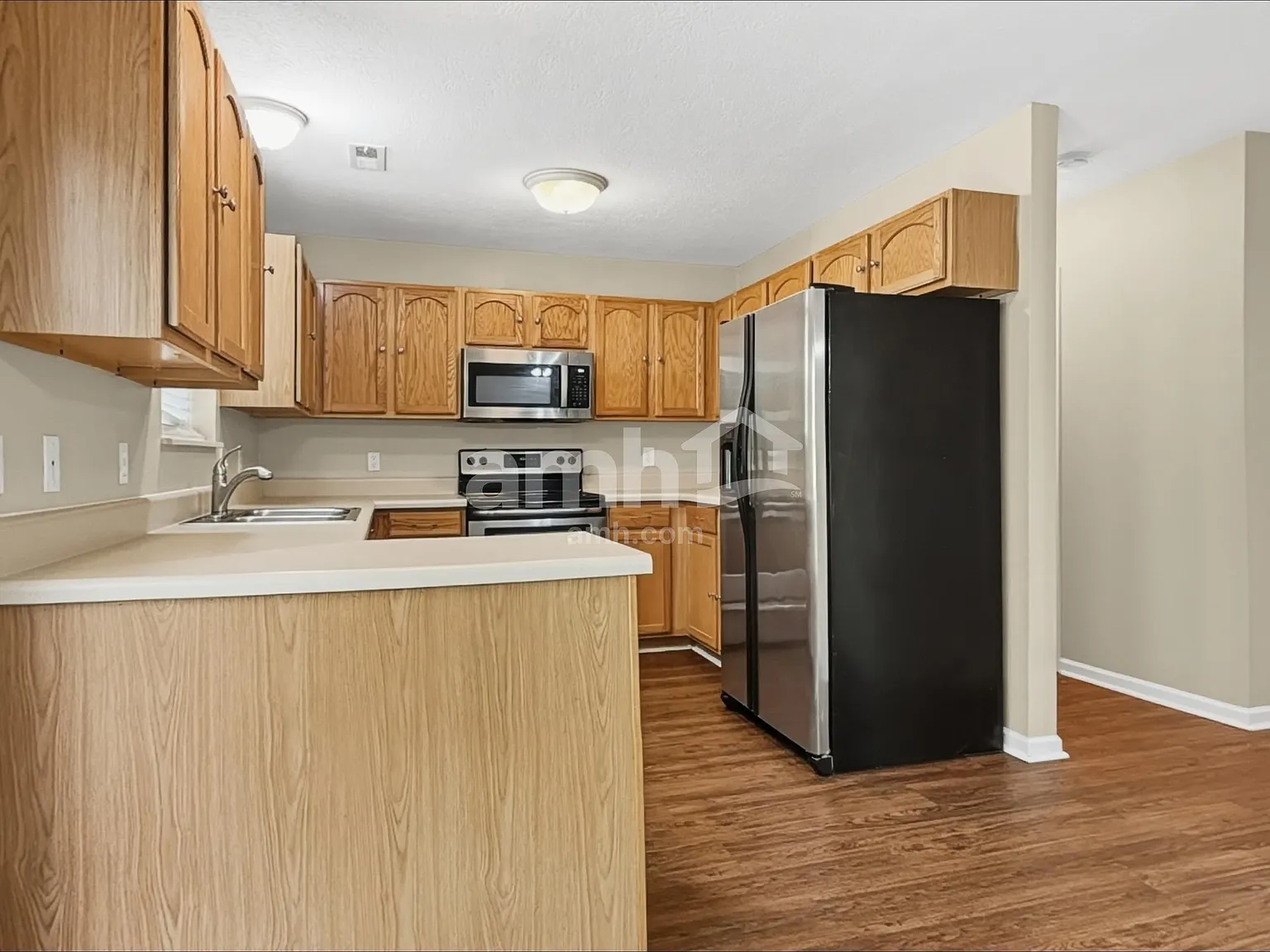 3 bed, 2.5 bath, 1900 sqft, $2,370 — Photo 3