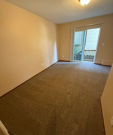 4 SW Boundary St #3 — Photo 3