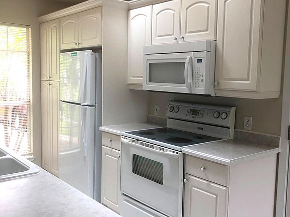 3rd image of 3502 Roanoke Dr