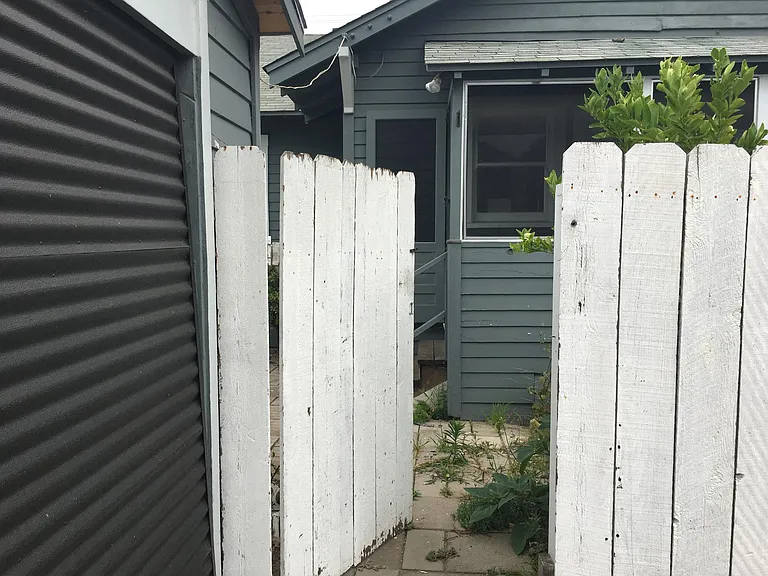 yard entry off of driveway