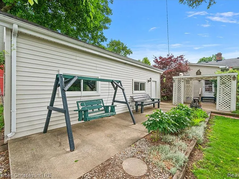 735 Novi St — Photo 37