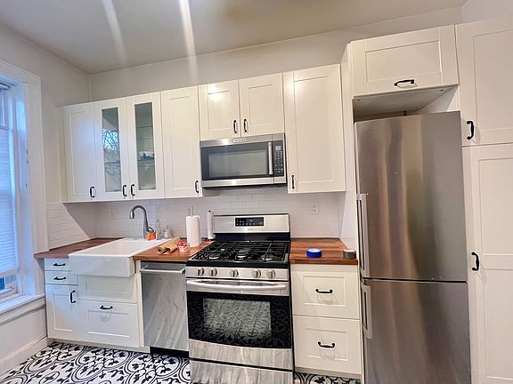 4th image of 19 Saint Johns Pl APT 3B