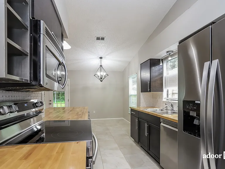 11329 Maybrook Ave — Photo 3