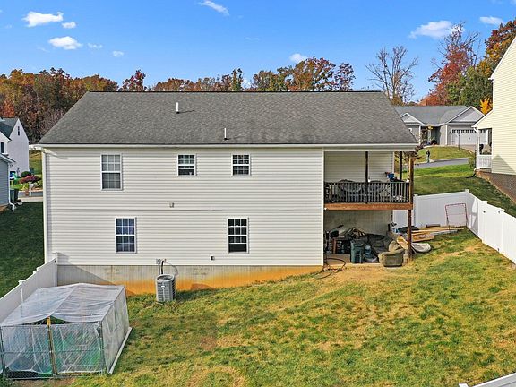 4th image of 900 Geoffery St