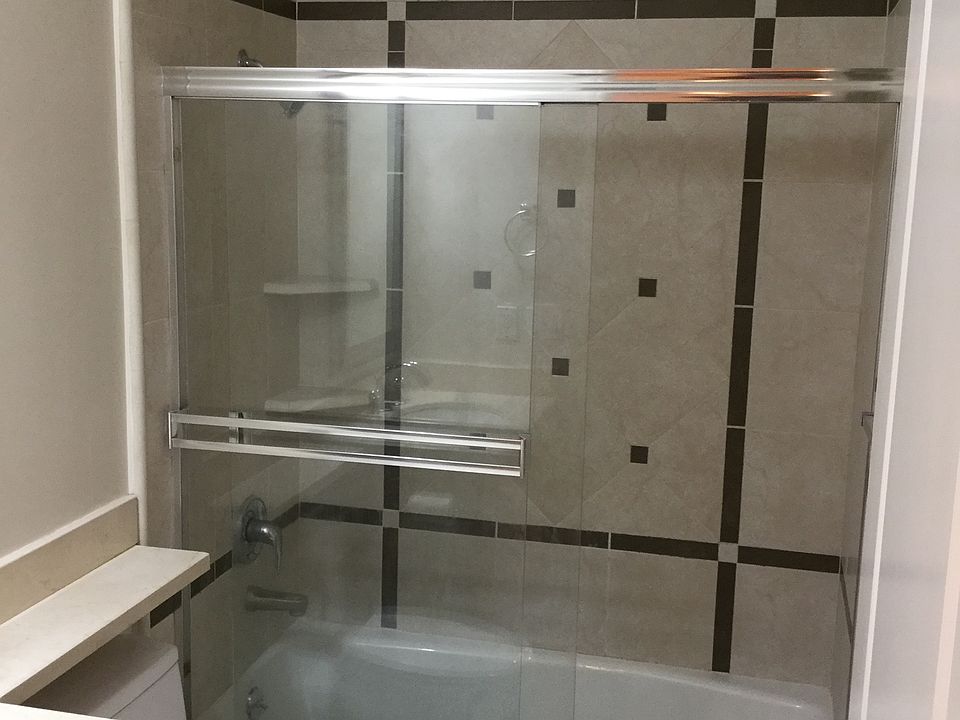 Bathroom w Shower & Tub