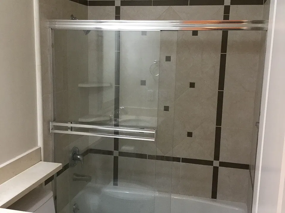 Bathroom w Shower & Tub
