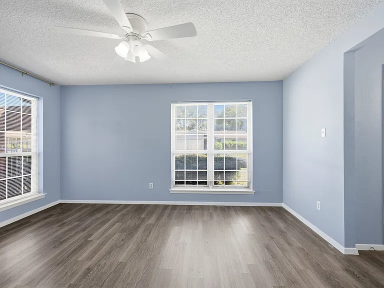 512 Sussex Dr — Photo 5