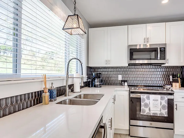1518 Cliffside Ln — Photo 12