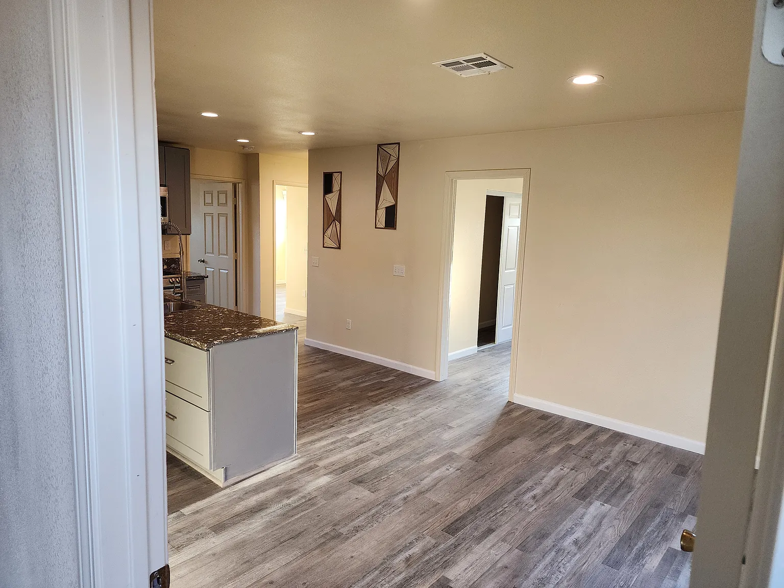 3 bed, 1000 sqft, $3,000 — Photo 4