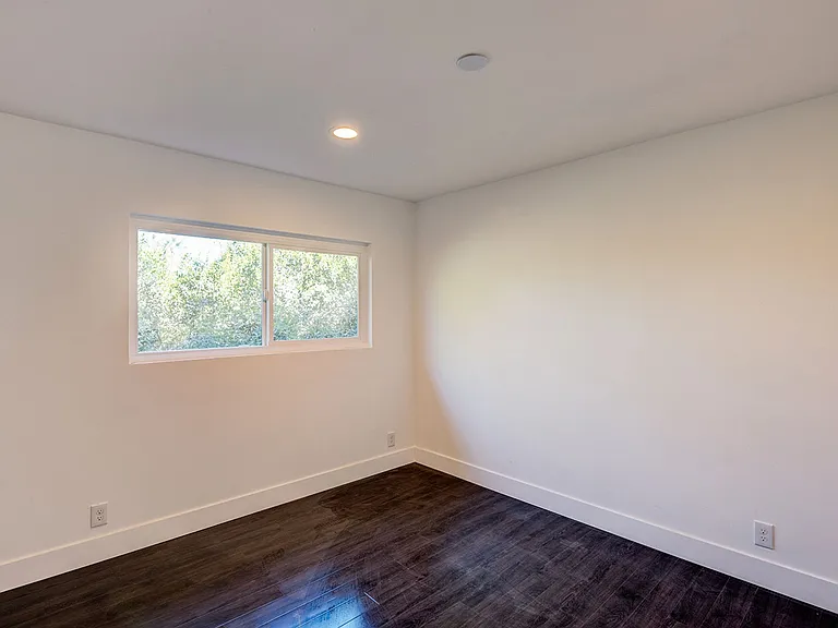 1321 W 36th Pl — Photo 18