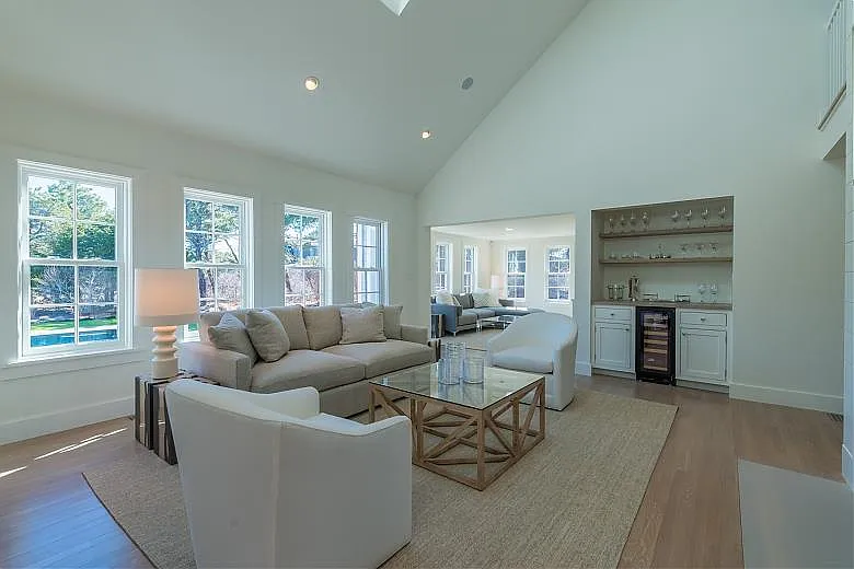 6 bed, 4.5 bath, 5426 sqft — Photo 4