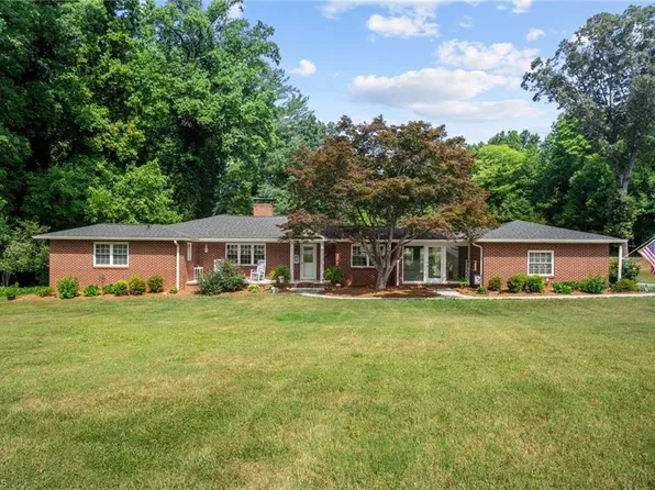 6745 Yadkinville Rd, Pfafftown, NC 27040