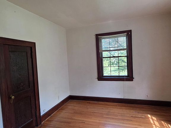 5th image of 1037 Hardy Rd