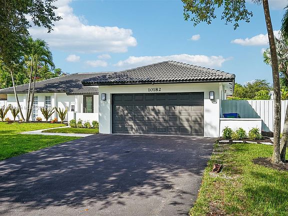 2nd image of 10182 Ramblewood Dr