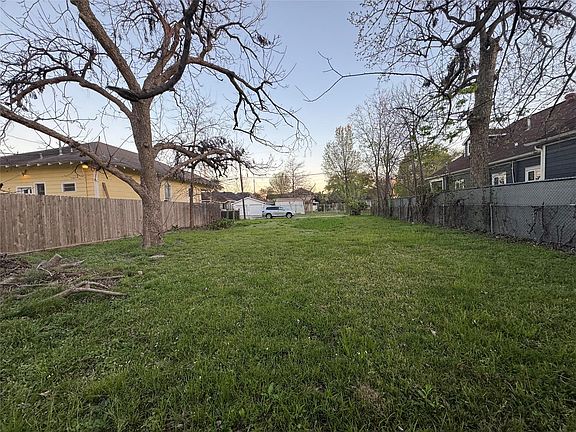 5th image of 303 Bishop St