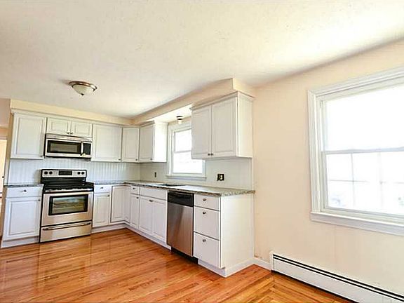 3rd image of 10 Heath Ct