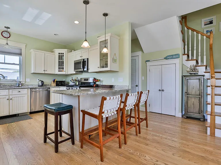 246 Northern Blvd — Photo 10