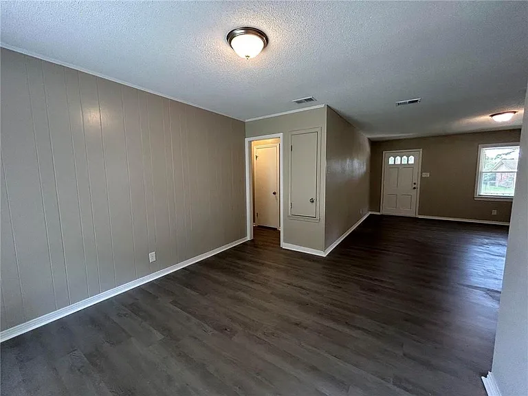 506 Seville Dr — Photo 10