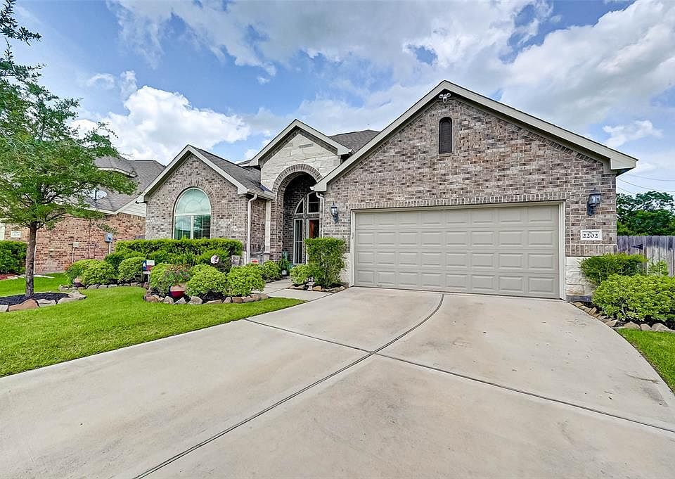 Welcome to 2202 Dama Dr. Presented by Pam Kelley with Better Homes and Gardens Gary Greene.