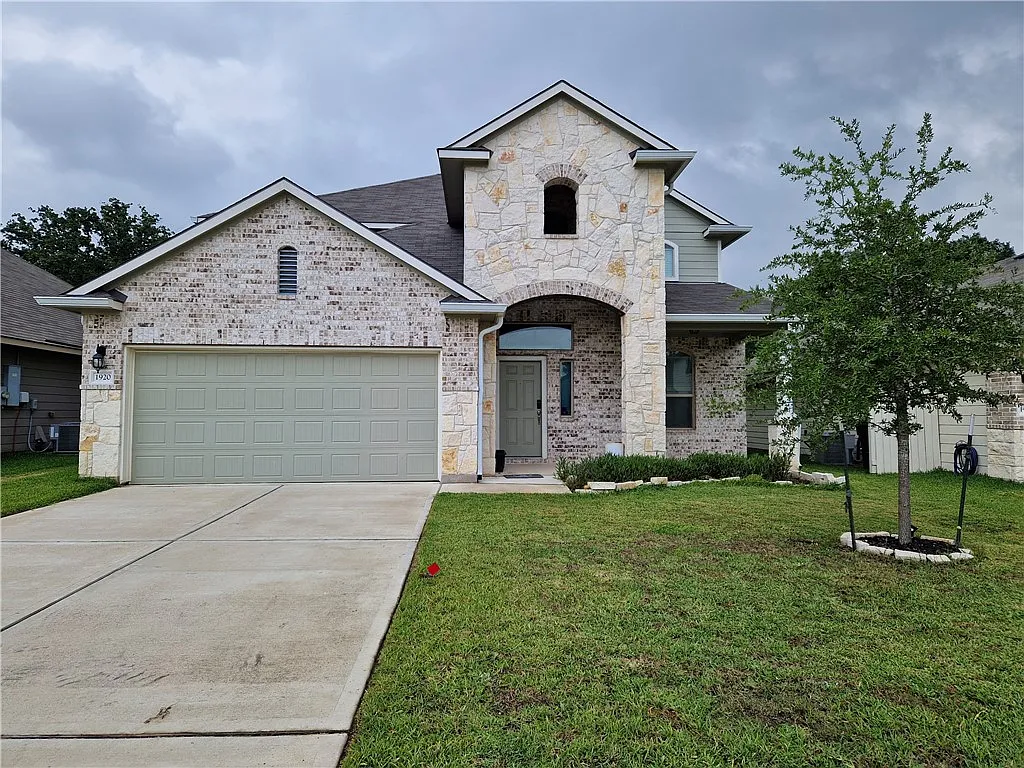 5 bed, 2.5 bath, 2479 sqft, $2,200 — Photo 1