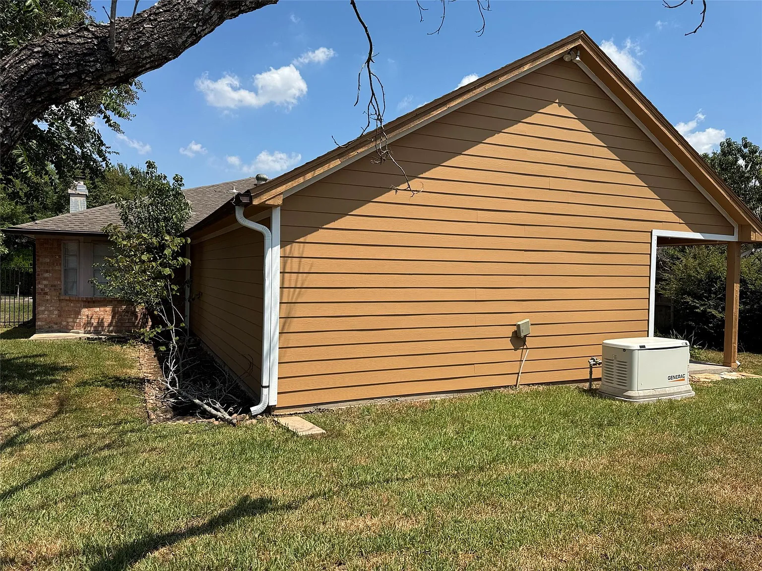4 bed, 2.0 bath, 2405 sqft, $2,400 — Photo 2