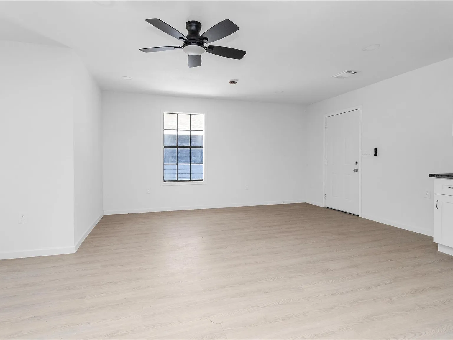 3 bed, 1.0 bath, $1,500 — Photo 4
