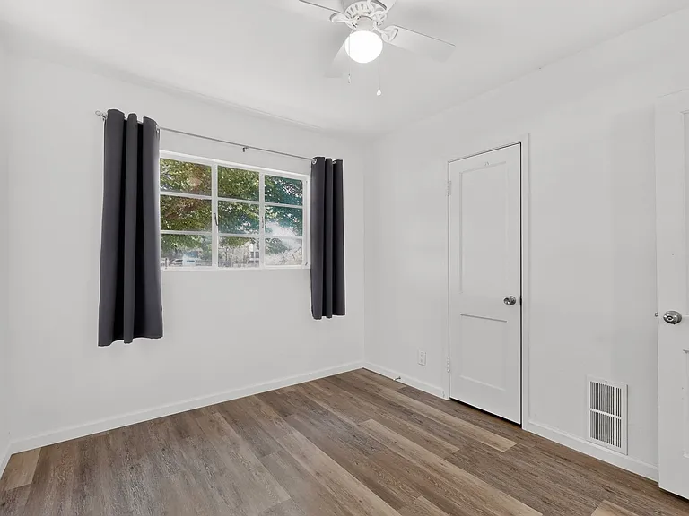 8715 Menaul Blvd NE — Photo 13