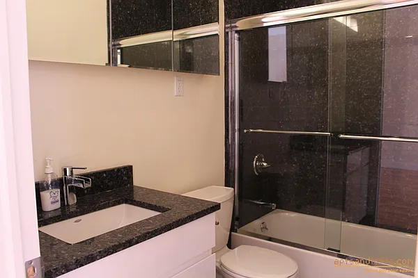 Rented by aptsandlofts.com | media 32