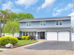 150 Cedar Point Dr, West Islip, NY 11795