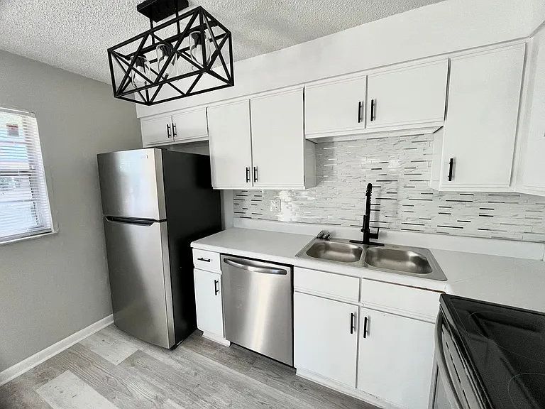 Canterbury Place Apartments — Photo 22
