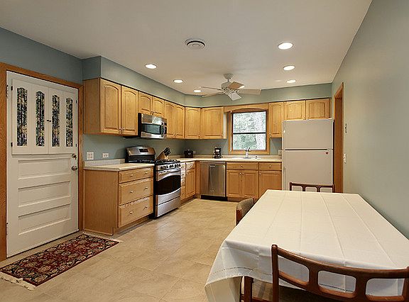 4th image of 1711 Beverly Pl