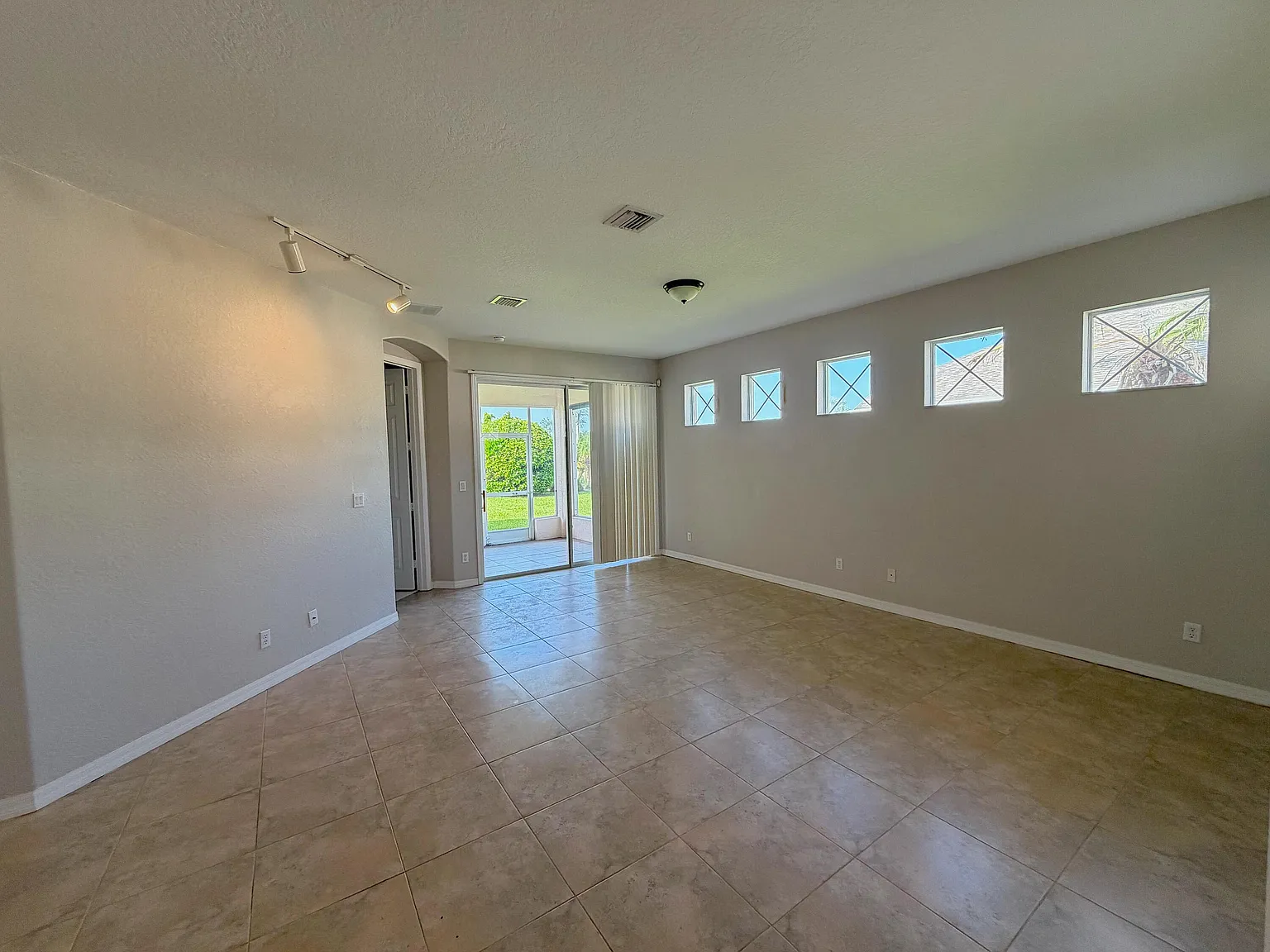 3 bed, 2.0 bath, 1645 sqft, $2,200 — Photo 3