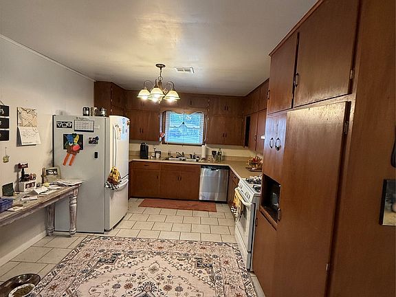 5th image of 1217 E 9th St