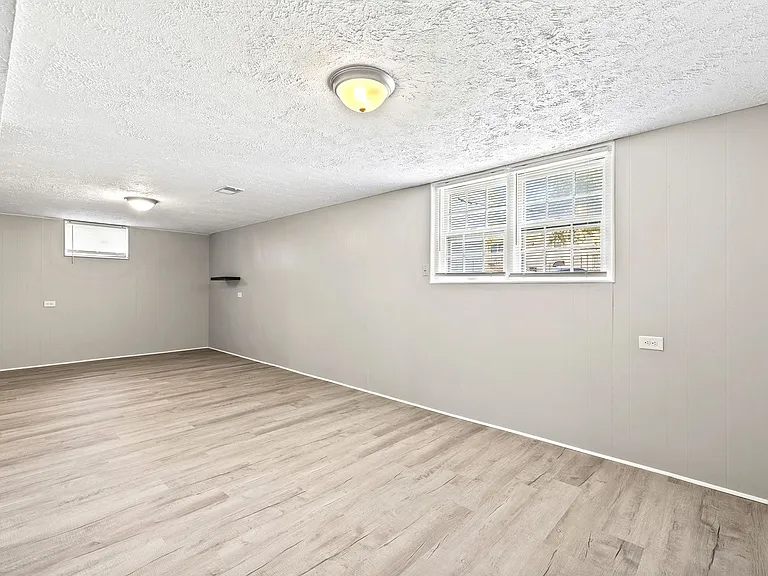 5508 S 122nd St — Photo 21