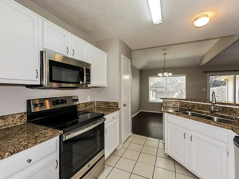 1040 Glencrest Dr — Photo 8