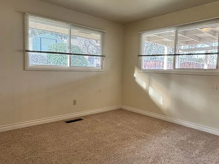702 S 20th Ave — Photo 14