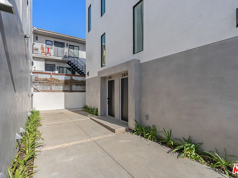 236 S Carondelet St — Photo 25