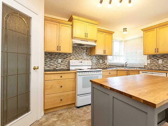 4th image of 53 Pine Cres