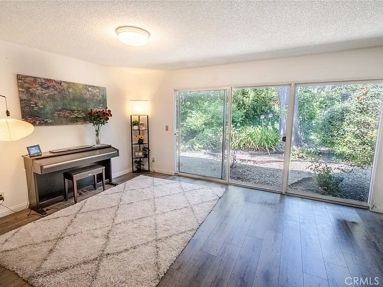 27921 Lomo Dr — Photo 2