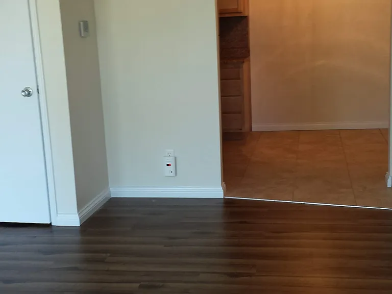 LAVINIA GARDENS APARTMENTS — Photo 5