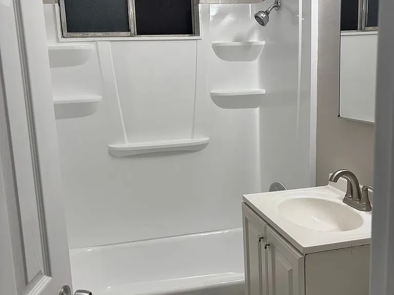 Renovated 2 Bedroom 1 Bathroom — Photo 19