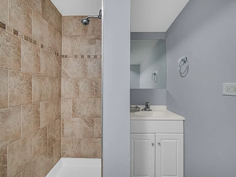 548 Regent Rd — Photo 13