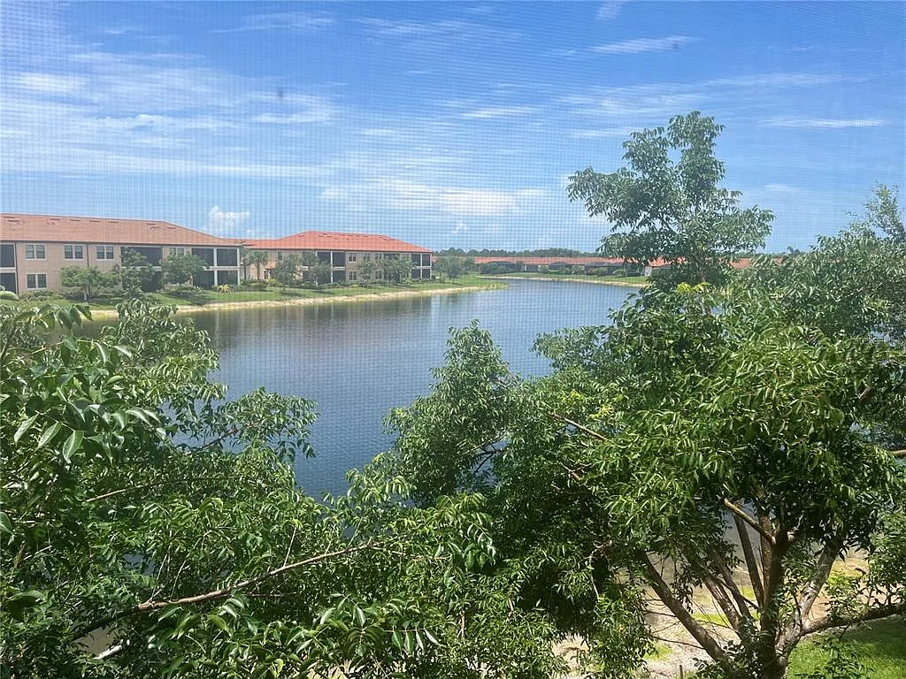3 bed, 2.0 bath, 1998 sqft, $3,000 — Photo 2