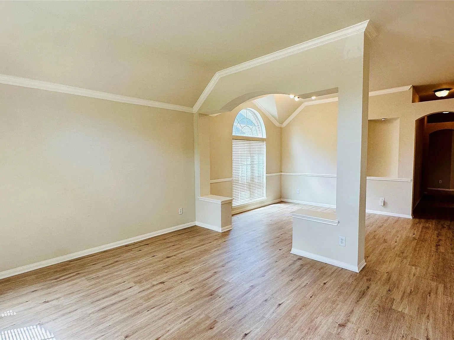 4 bed, 2.0 bath, 2451 sqft, $2,400 — Photo 4