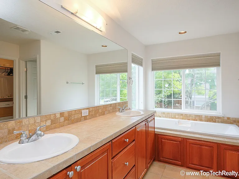 504 NE Caden Ave — Photo 14
