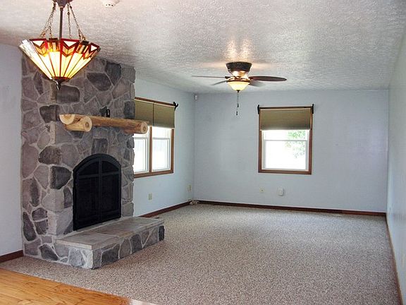 3rd image of 119 Meadowlark Dr