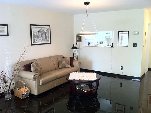 4th image of 2730 Schurz Ave APT J4