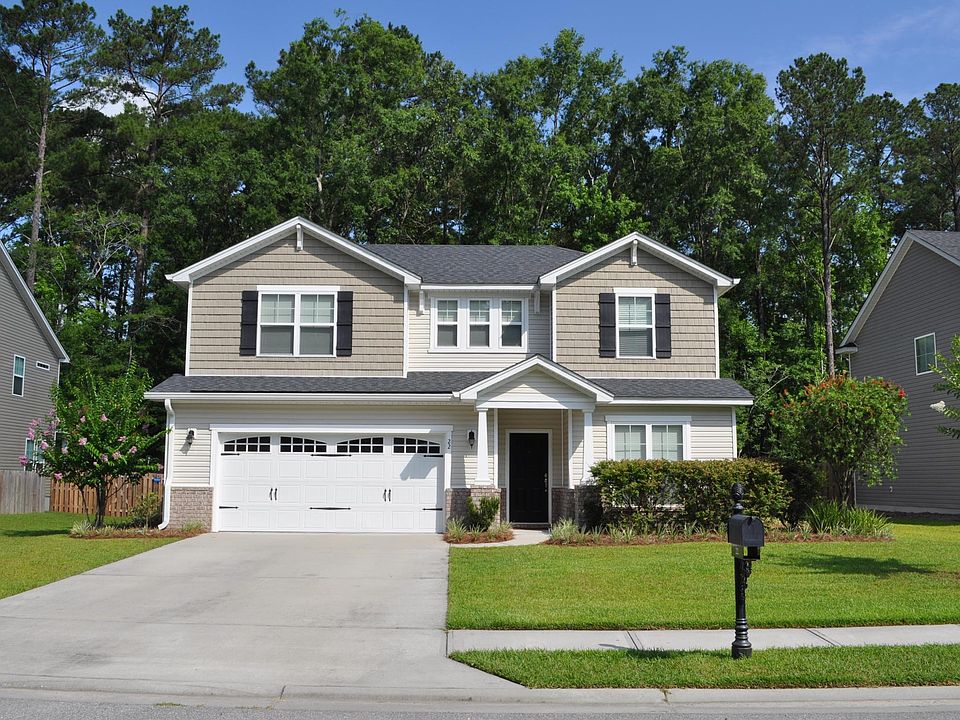Beautiful home with nice landscaping